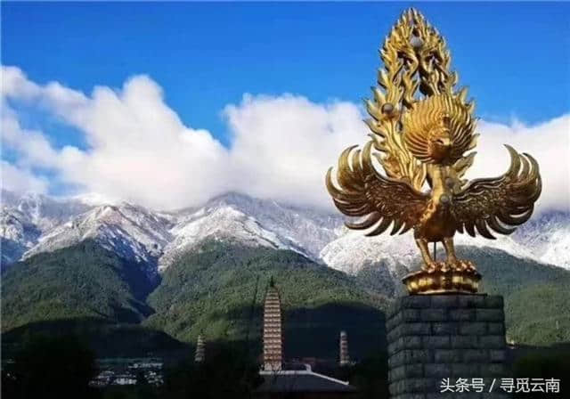 中国大理，天蓝云白，山青雪净，仰望苍山雪景，恍如走进天山人间