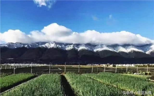 中国大理，天蓝云白，山青雪净，仰望苍山雪景，恍如走进天山人间