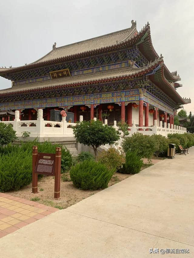 生有异禀未成龙，羽化成仙千里岩。《古迹寻踪》之青岛胡公祠