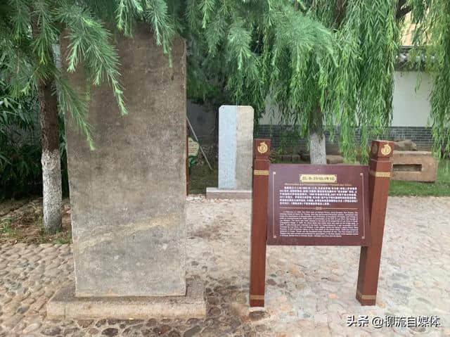 生有异禀未成龙，羽化成仙千里岩。《古迹寻踪》之青岛胡公祠