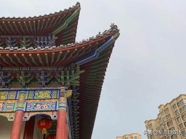 生有异禀未成龙，羽化成仙千里岩。《古迹寻踪》之青岛胡公祠