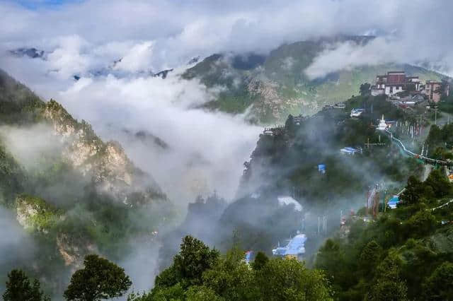 矗立在山顶悬崖处，时隐时现的寺庙——卡久寺