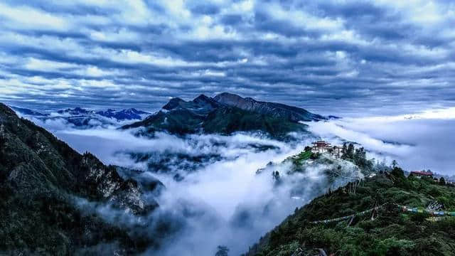 矗立在山顶悬崖处，时隐时现的寺庙——卡久寺