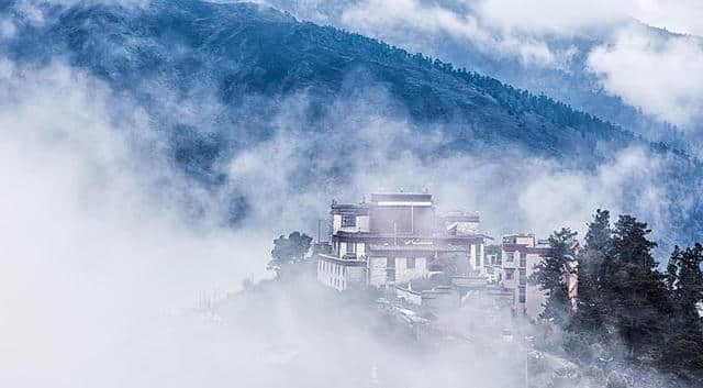 矗立在山顶悬崖处，时隐时现的寺庙——卡久寺