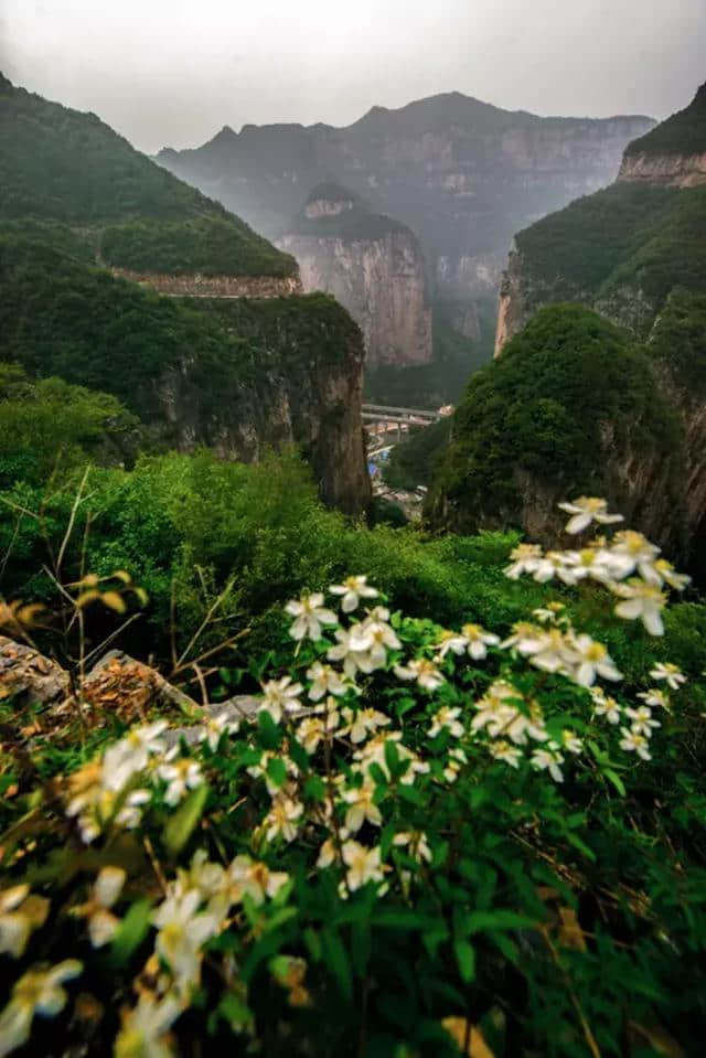 站在白云间，弯弯漳河水，相遇太行山……