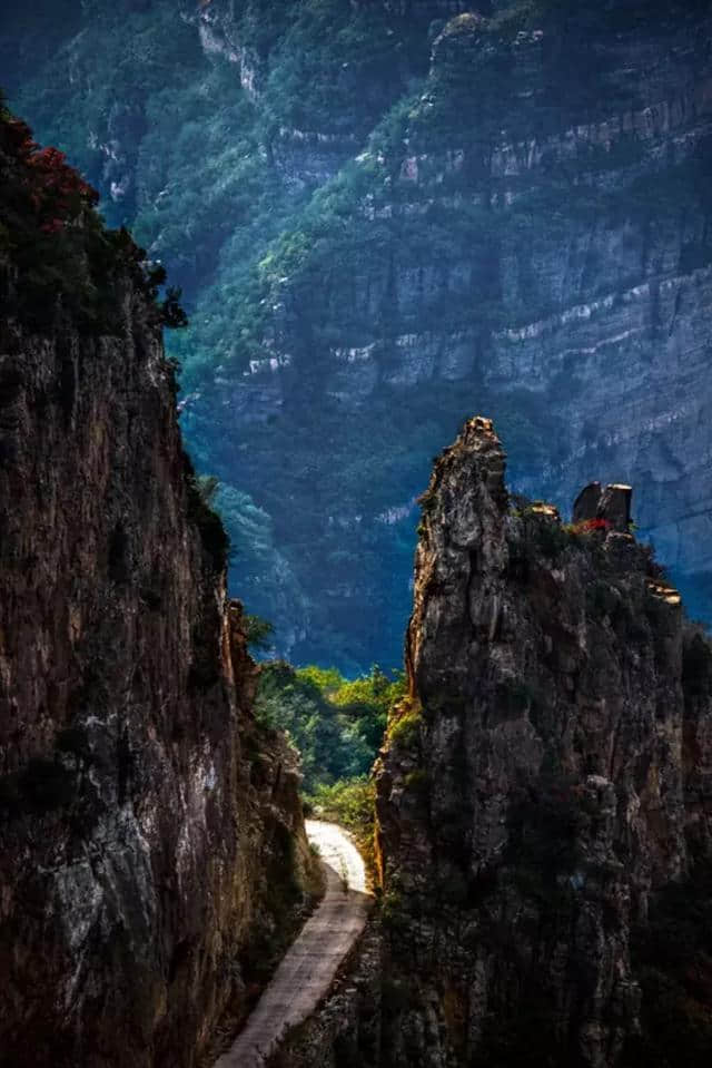 站在白云间，弯弯漳河水，相遇太行山……