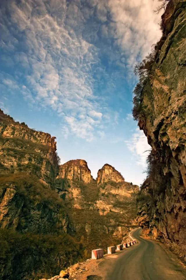 站在白云间，弯弯漳河水，相遇太行山……