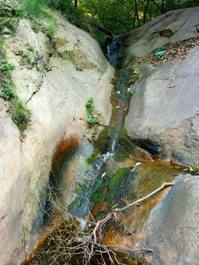 远上寒山石径斜，白云生处有人家，秋日洛阳小山村，偷得半日闲