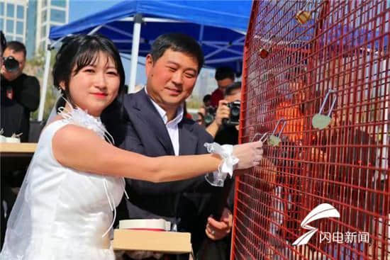 “海誓山盟”沙滩婚礼在青岛市崂山区举行 15对新人演绎简约时尚