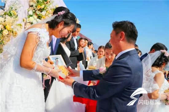 “海誓山盟”沙滩婚礼在青岛市崂山区举行 15对新人演绎简约时尚