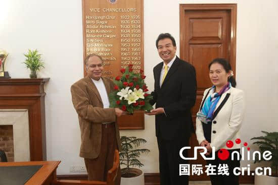 中国驻印度大使夫人江亦丽回访母校德里大学