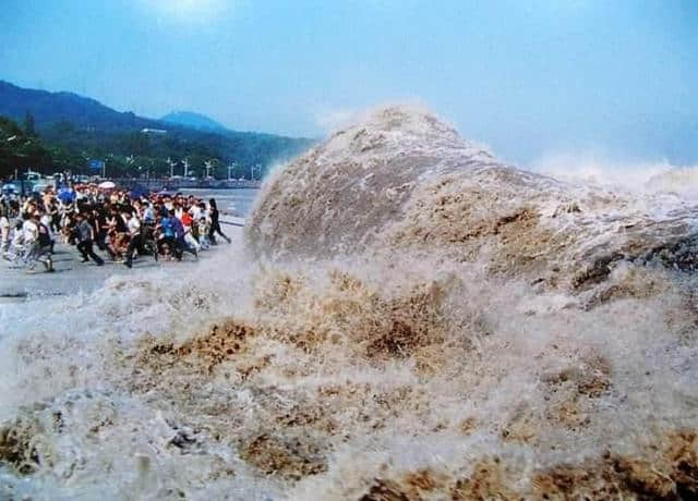 写钱塘江大潮最著名的诗词，下个月去观潮的时候可以感受一番