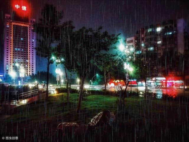 李说一邀对之描写春雨绵绵，一夜未停情景的五言上联：霏霏一夜雨