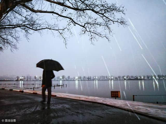 李说一邀对之描写春雨绵绵，一夜未停情景的五言上联：霏霏一夜雨