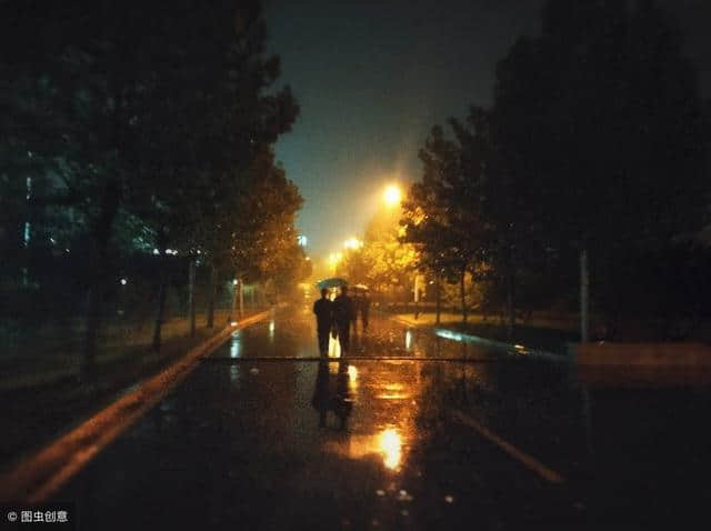 李说一邀对之描写春雨绵绵，一夜未停情景的五言上联：霏霏一夜雨