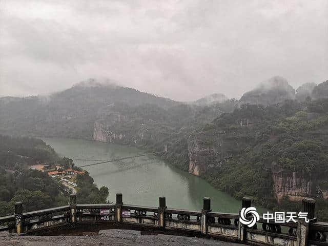 福建桃源洞景区雨雾缭绕 游客冒雨赏景