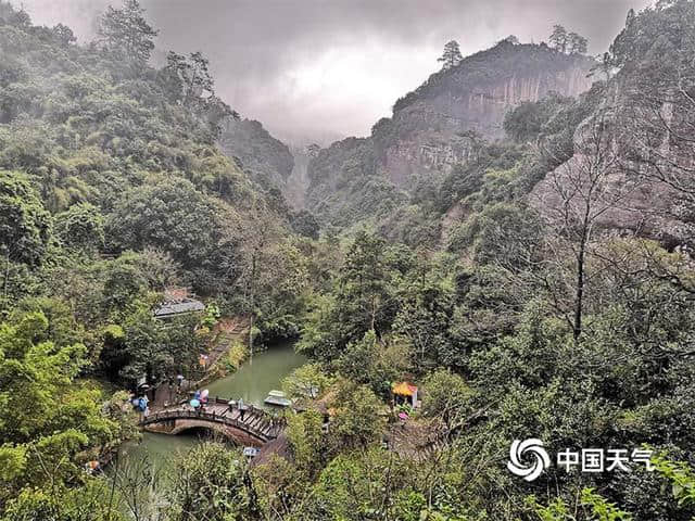 福建桃源洞景区雨雾缭绕 游客冒雨赏景