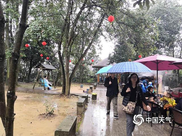 福建桃源洞景区雨雾缭绕 游客冒雨赏景