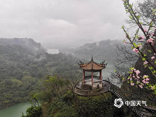 福建桃源洞景区雨雾缭绕 游客冒雨赏景