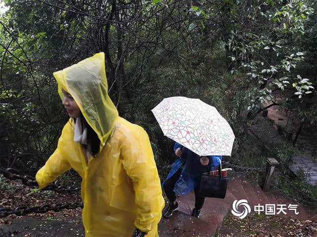 福建桃源洞景区雨雾缭绕 游客冒雨赏景