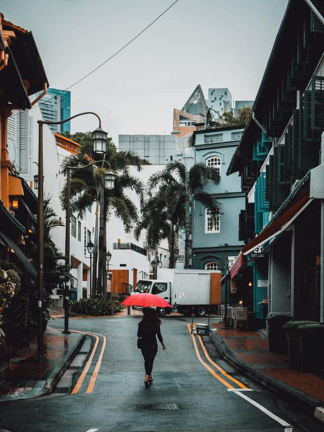 蒙蒙烟雨蔽红尘，一盏昏灯照归人