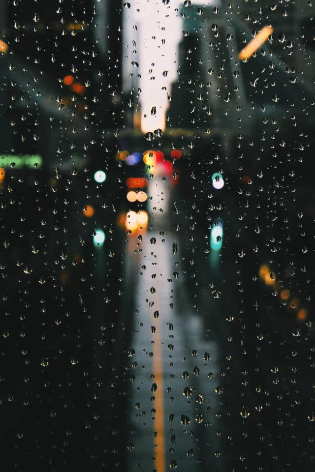 蒙蒙烟雨蔽红尘，一盏昏灯照归人