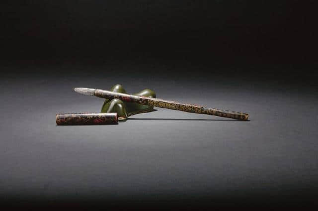 蒙恬被后人尊为“中华第一勇士”，据说是第一个造出毛笔的人？