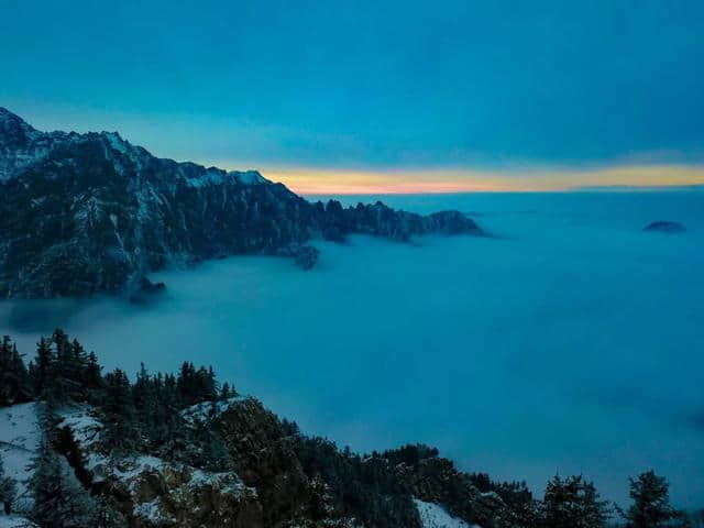 岁月里值得等待的美景，贺兰山上雪纷飞~