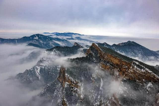 岁月里值得等待的美景，贺兰山上雪纷飞~