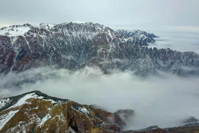 岁月里值得等待的美景，贺兰山上雪纷飞~