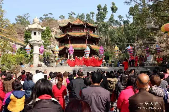 同安梅山寺元宵灯会：3000盏手工花灯照亮千年古刹