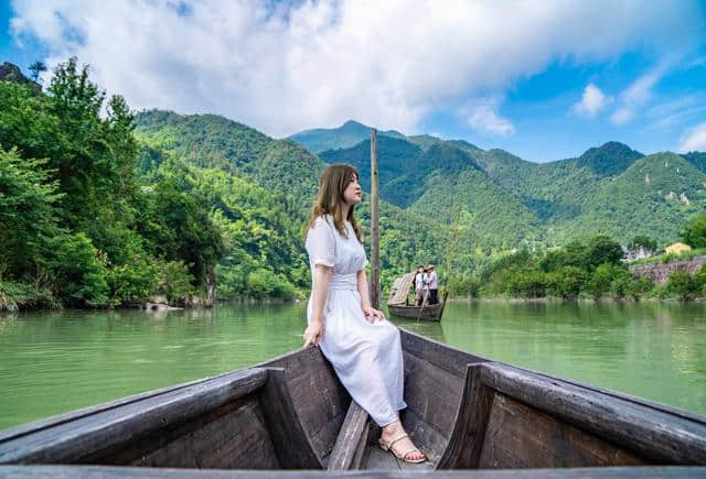 水长而美为永嘉，楠溪江上形似蚱蜢的小船，原来已有上千年的历史