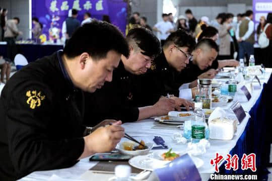 江苏扬州青年“厨神争霸”赛 大二学生摘“双第一”