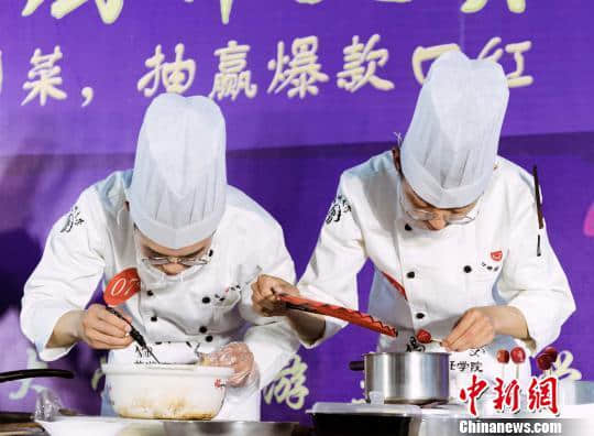 江苏扬州青年“厨神争霸”赛 大二学生摘“双第一”