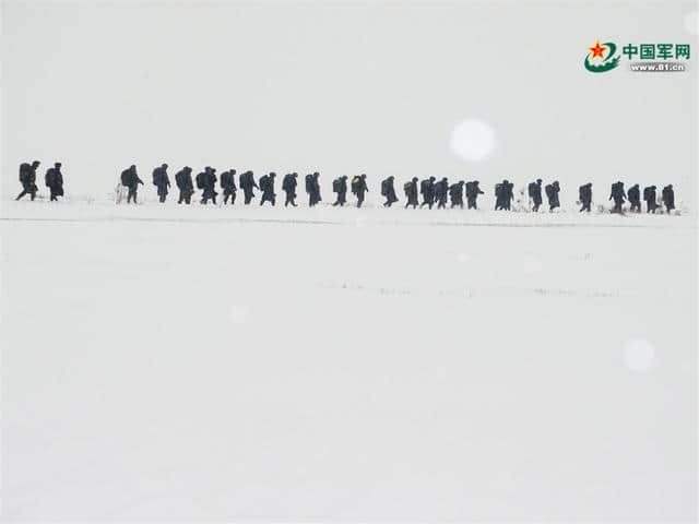 当野外行军训练遇上漫天风雪……