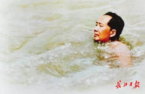 毛泽东在武汉写下豪迈诗篇《菩萨蛮·黄鹤楼》《水调歌头·游泳》