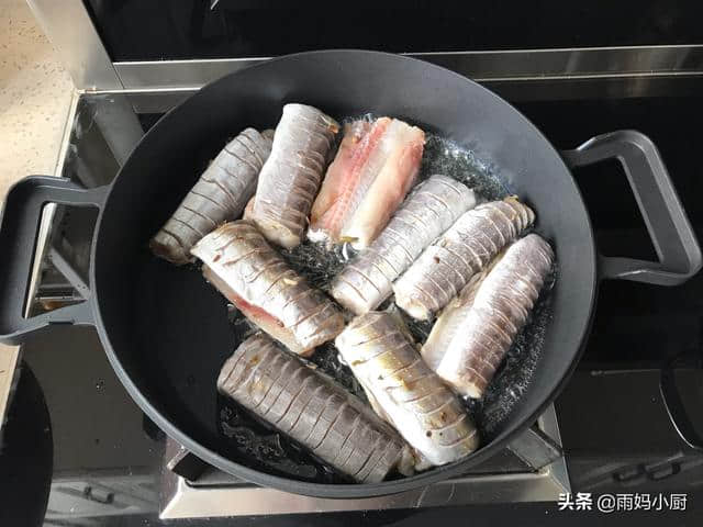 初夏时节，海鳗鱼肉质最鲜美，又香又嫩还补脑，上桌俩孩子抢着吃