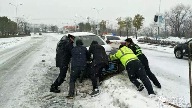 抗击暴雪｜漫天风雪中，铜陵的这群硬汉正为你负重前行！