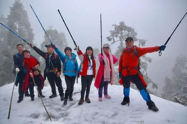 红装素裹踏雪行 自虐徒穿任平生