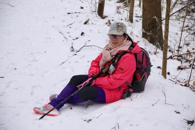 红装素裹踏雪行 自虐徒穿任平生