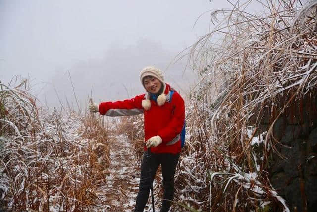 红装素裹踏雪行 自虐徒穿任平生