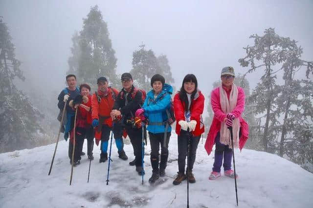 红装素裹踏雪行 自虐徒穿任平生