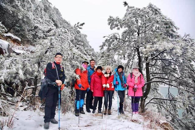 红装素裹踏雪行 自虐徒穿任平生