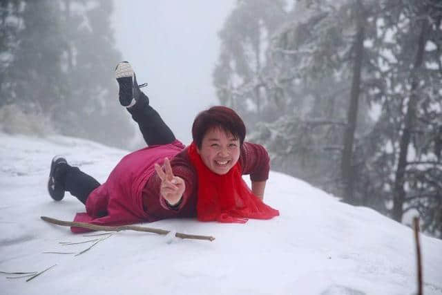 红装素裹踏雪行 自虐徒穿任平生