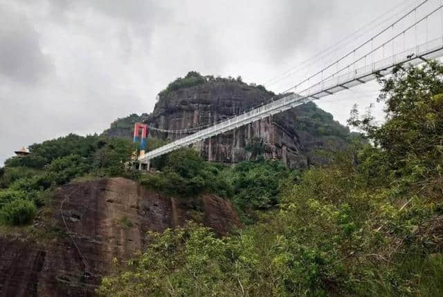 3天2夜双人仅399，登越王山赏奇峰巨石观5D激光秀，入住特色木屋