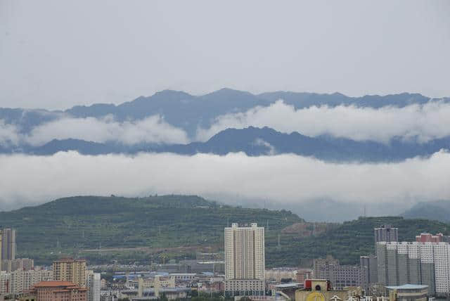 陕西宝鸡今日现云横秦岭美景