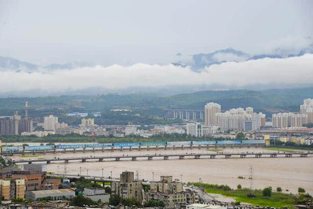 陕西宝鸡今日现云横秦岭美景