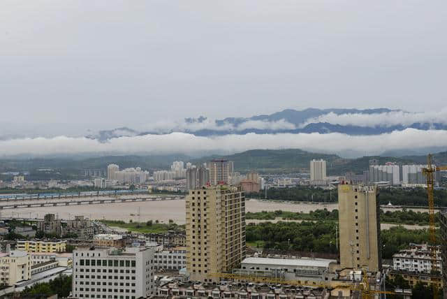 陕西宝鸡今日现云横秦岭美景