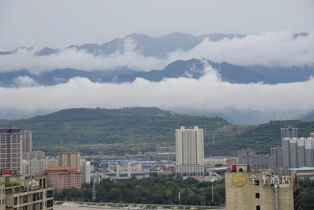 陕西宝鸡今日现云横秦岭美景