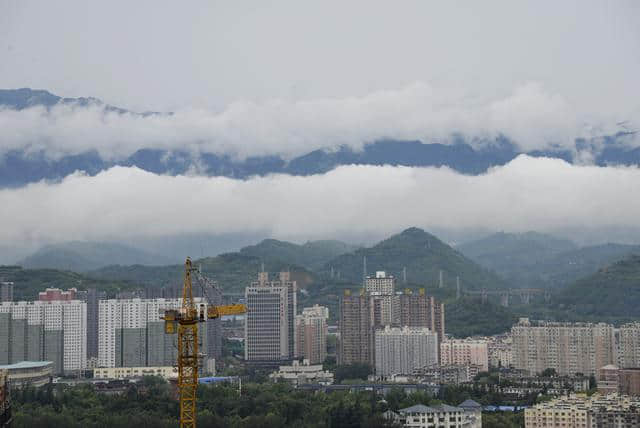 陕西宝鸡今日现云横秦岭美景